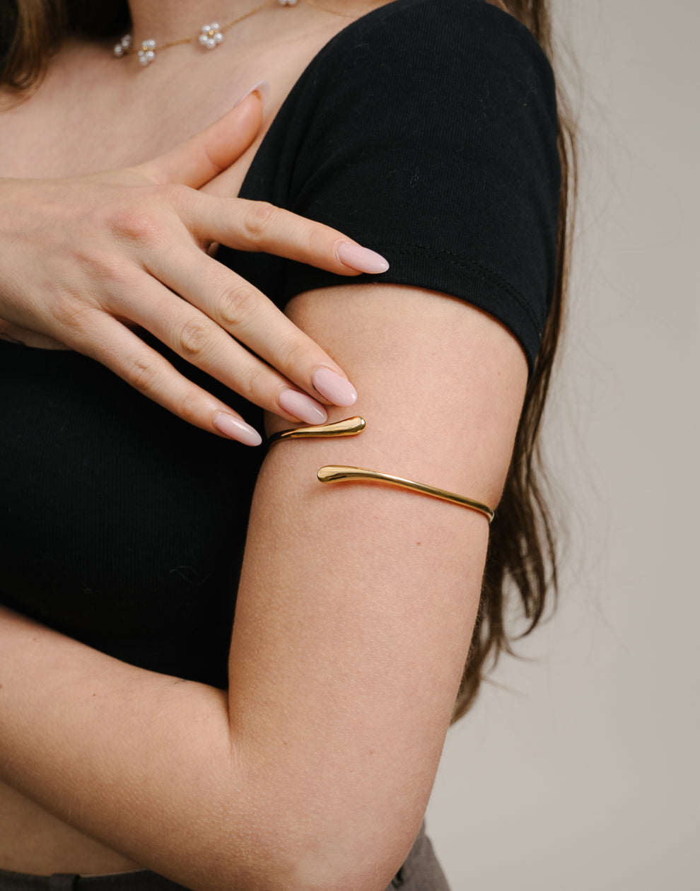 Feiner Armreif in Tropfenform, goldfarben