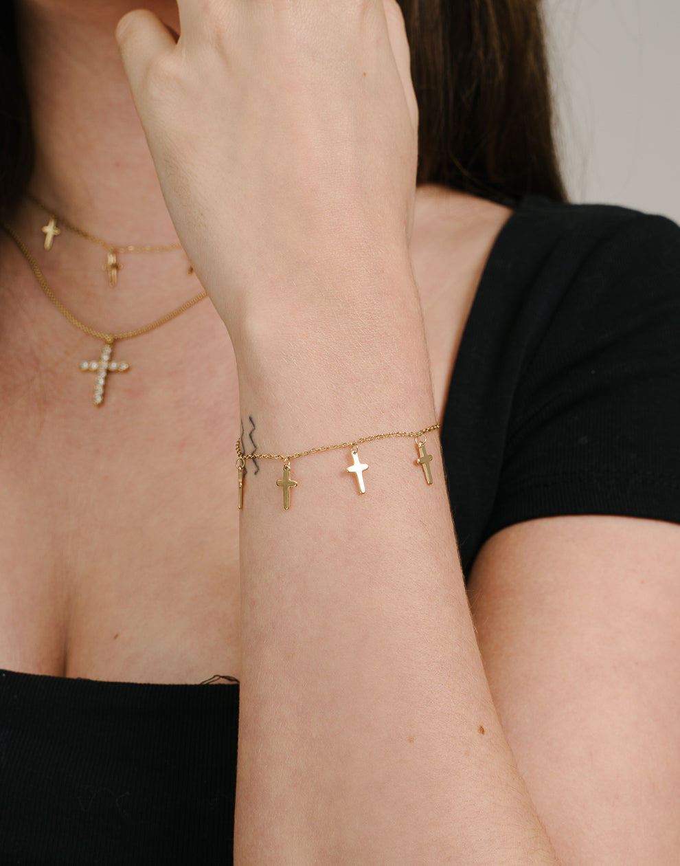 Goldfarbenes Kreuzarmband