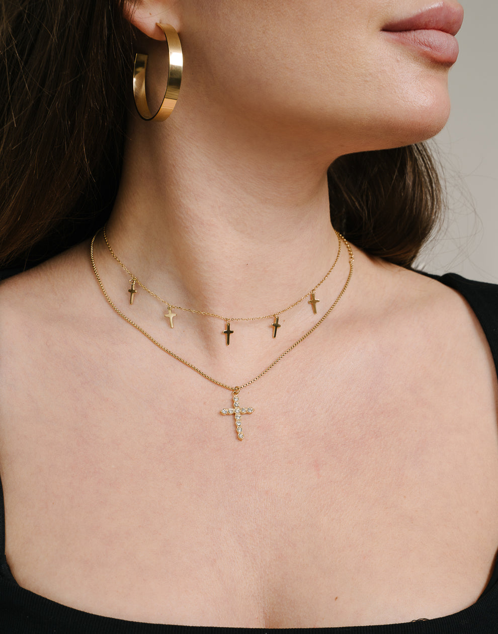 Große Kreuzkette mit goldfarbenen Steinen