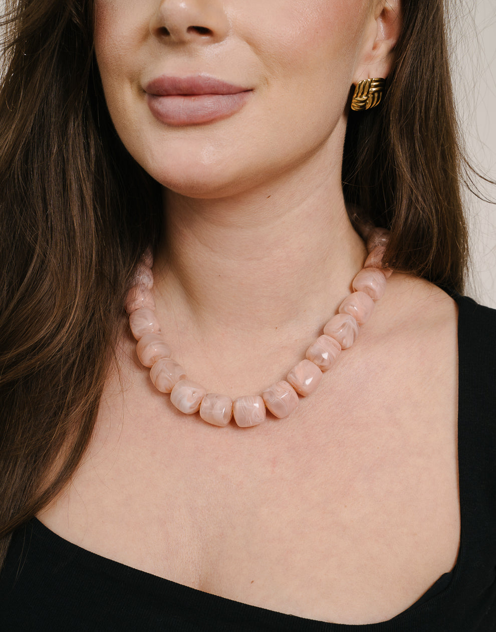 Halskette mit dicken Perlen aus Harz, rosa