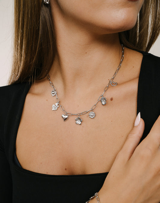 Silberfarbene Gliederkette mit Blumen- und Herzanhängern