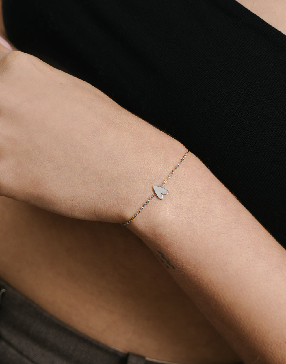 Armband klein hartje zilverkleurig