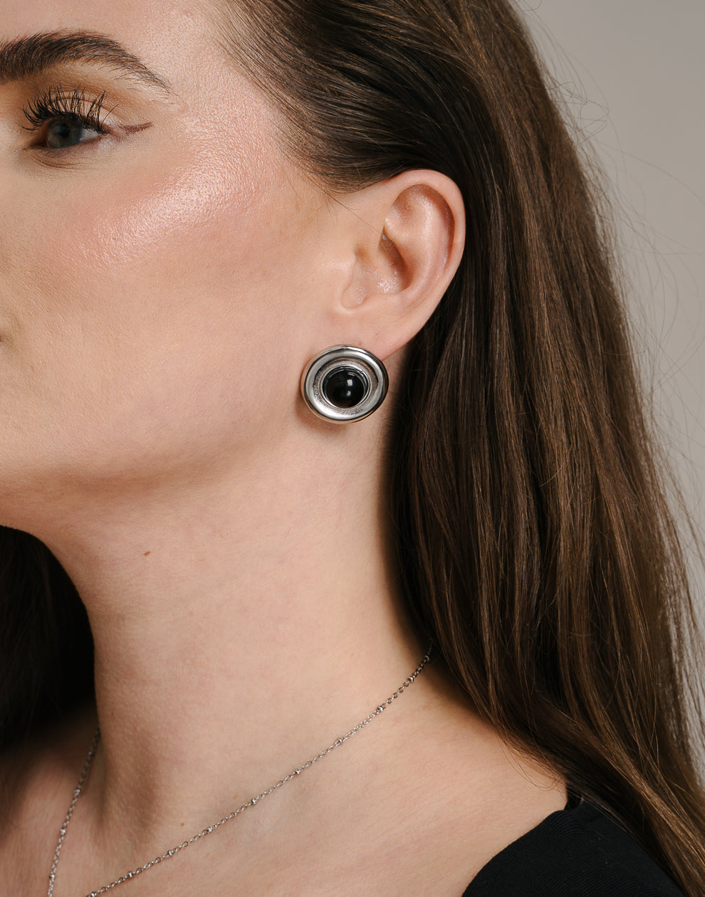 Statement-Ohrstecker im Vintage-Stil mit schwarzem Stein und silberfarbenem Muster