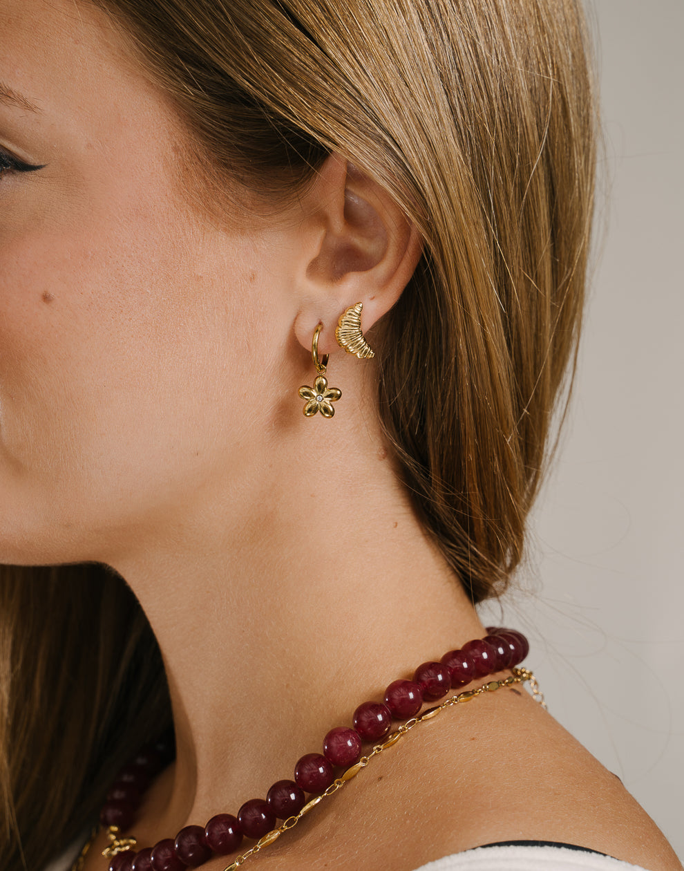 Oorringen bloem met steentje goudkleurig