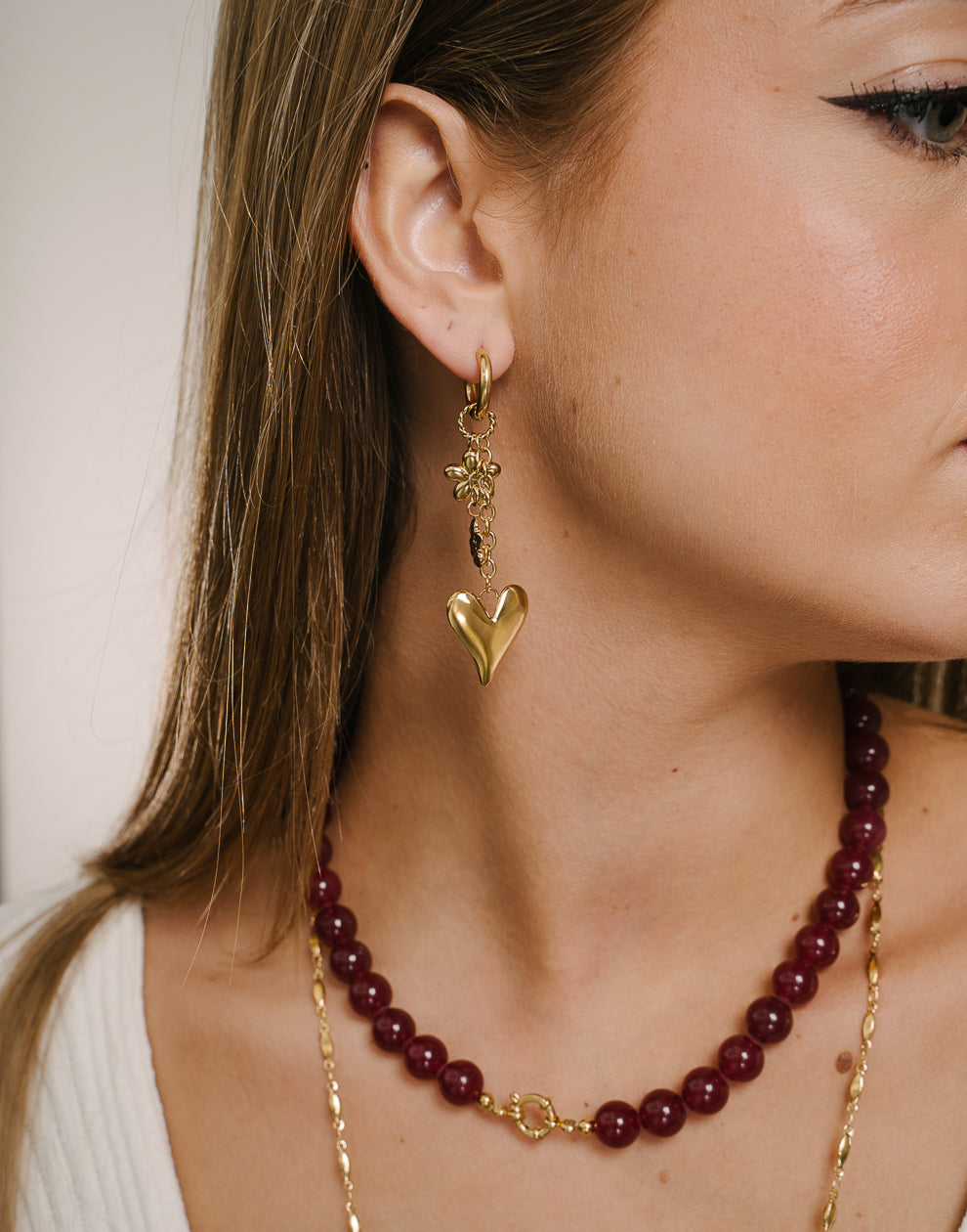 oorringen met bedels flower love goudkleurig