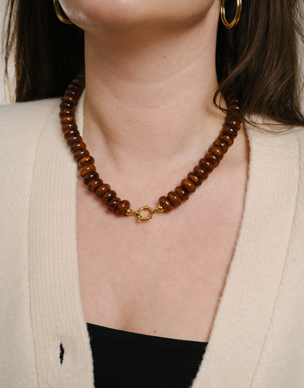 Ovale Perlenkette mit braunem Verschluss