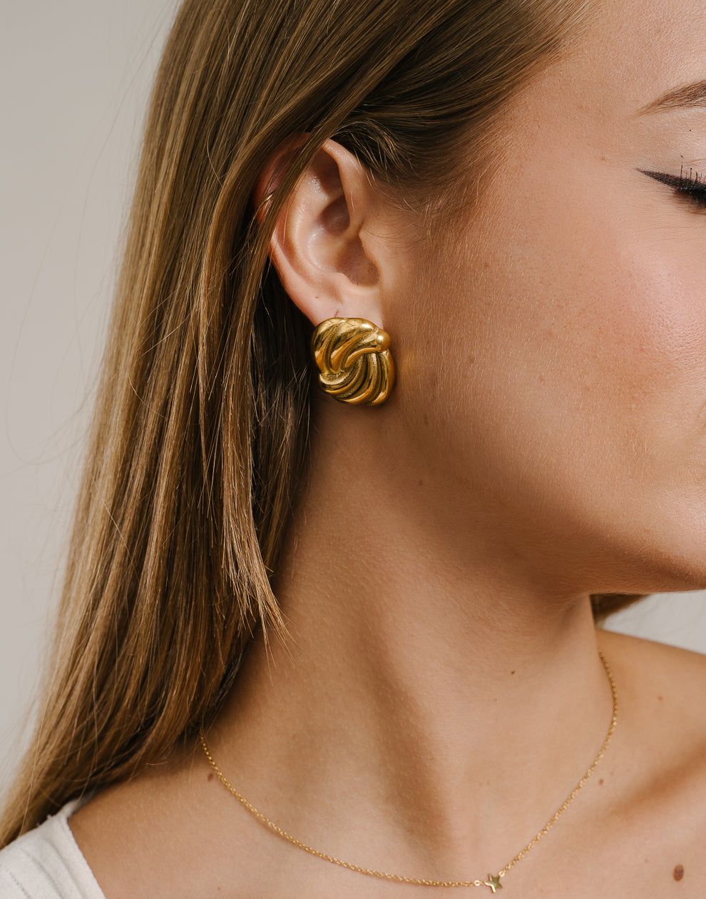 Statement oorstekers wave klein goudkleurig