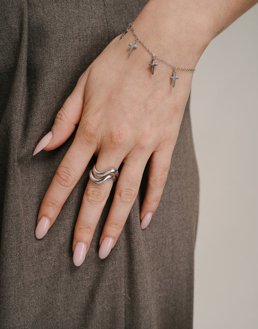 Armband mit silberfarbenen Kreuzen