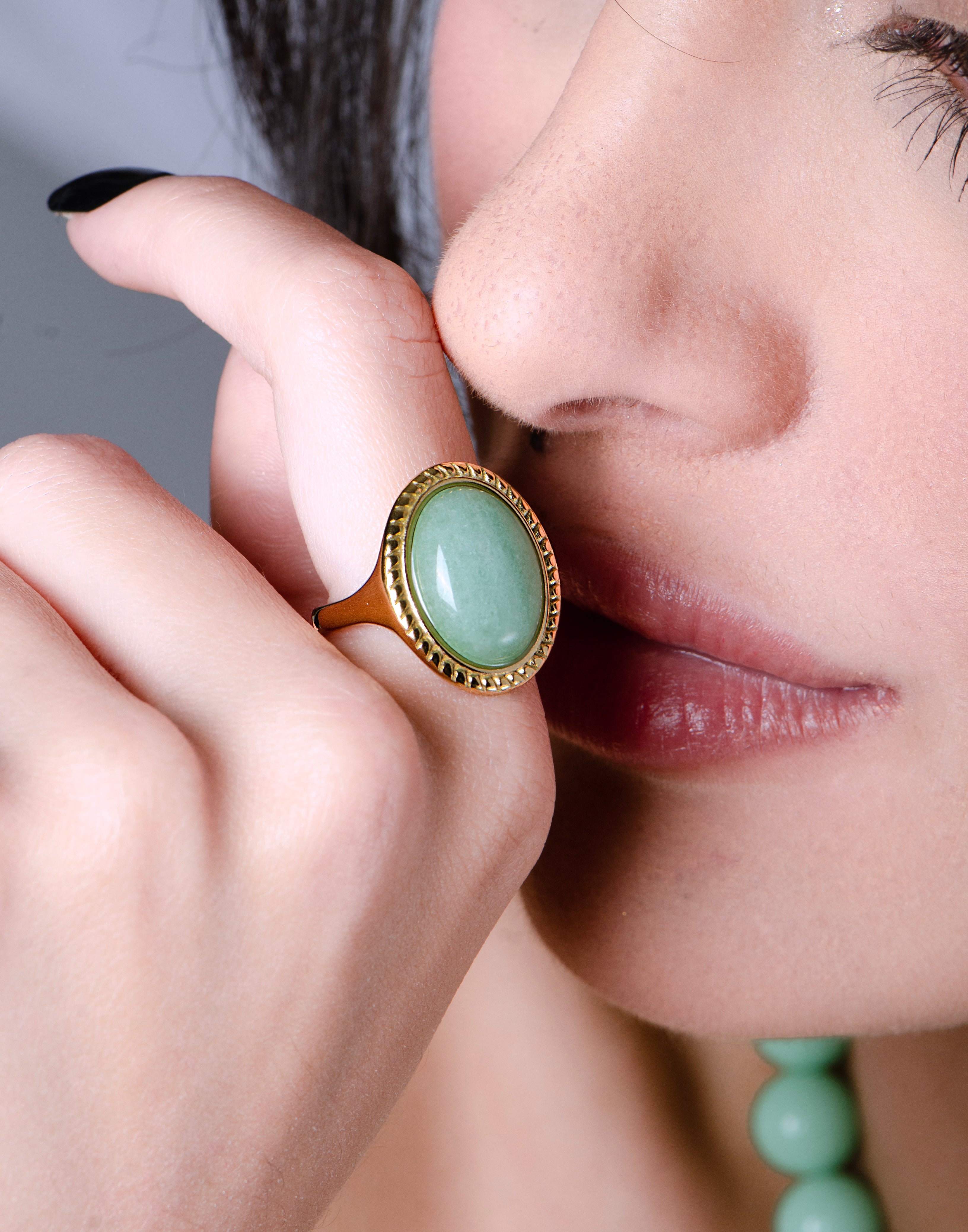 Ring met grote ovale steen lichtgroen