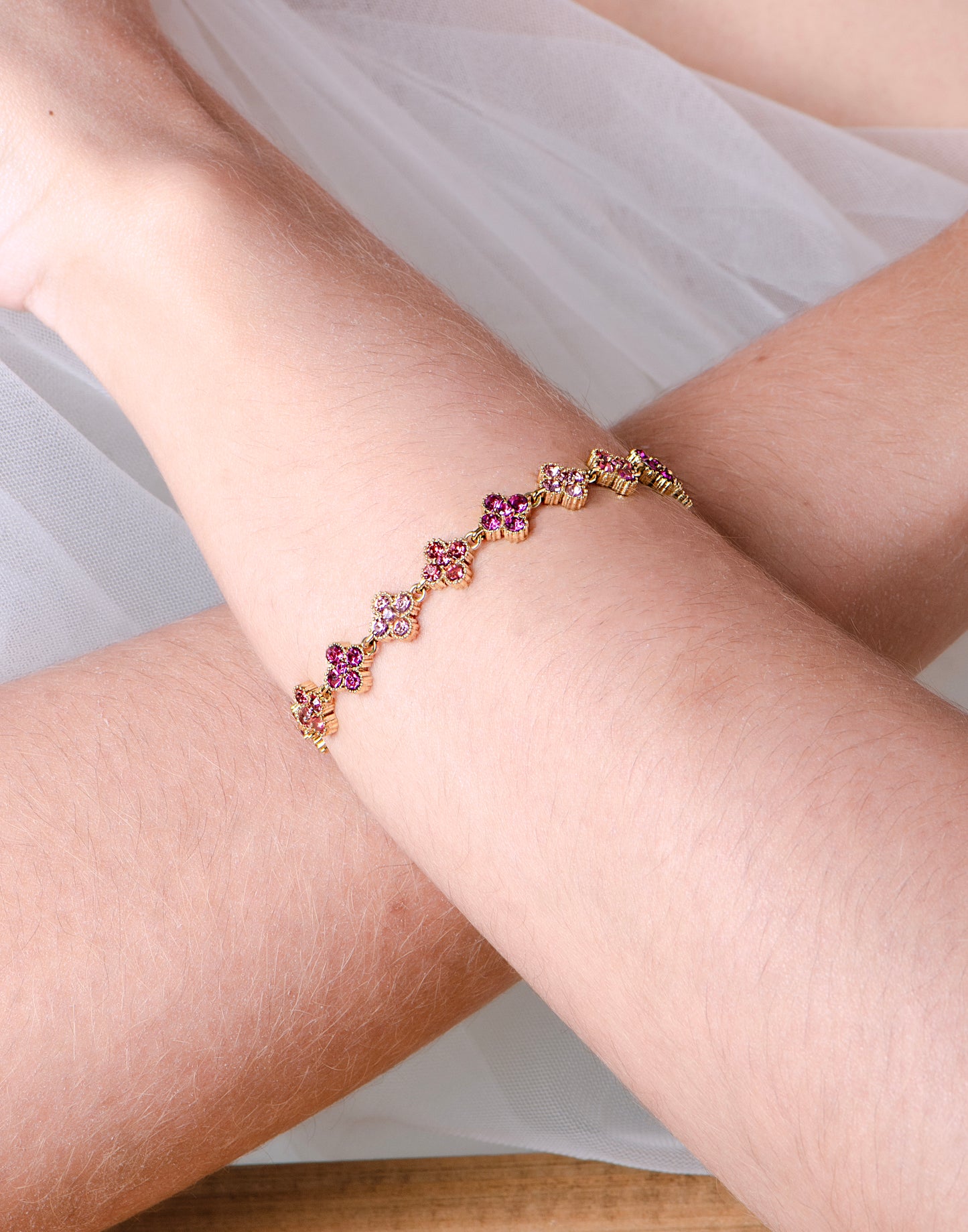 Armband mit Kleeblättern und Strasssteinen in Rosa