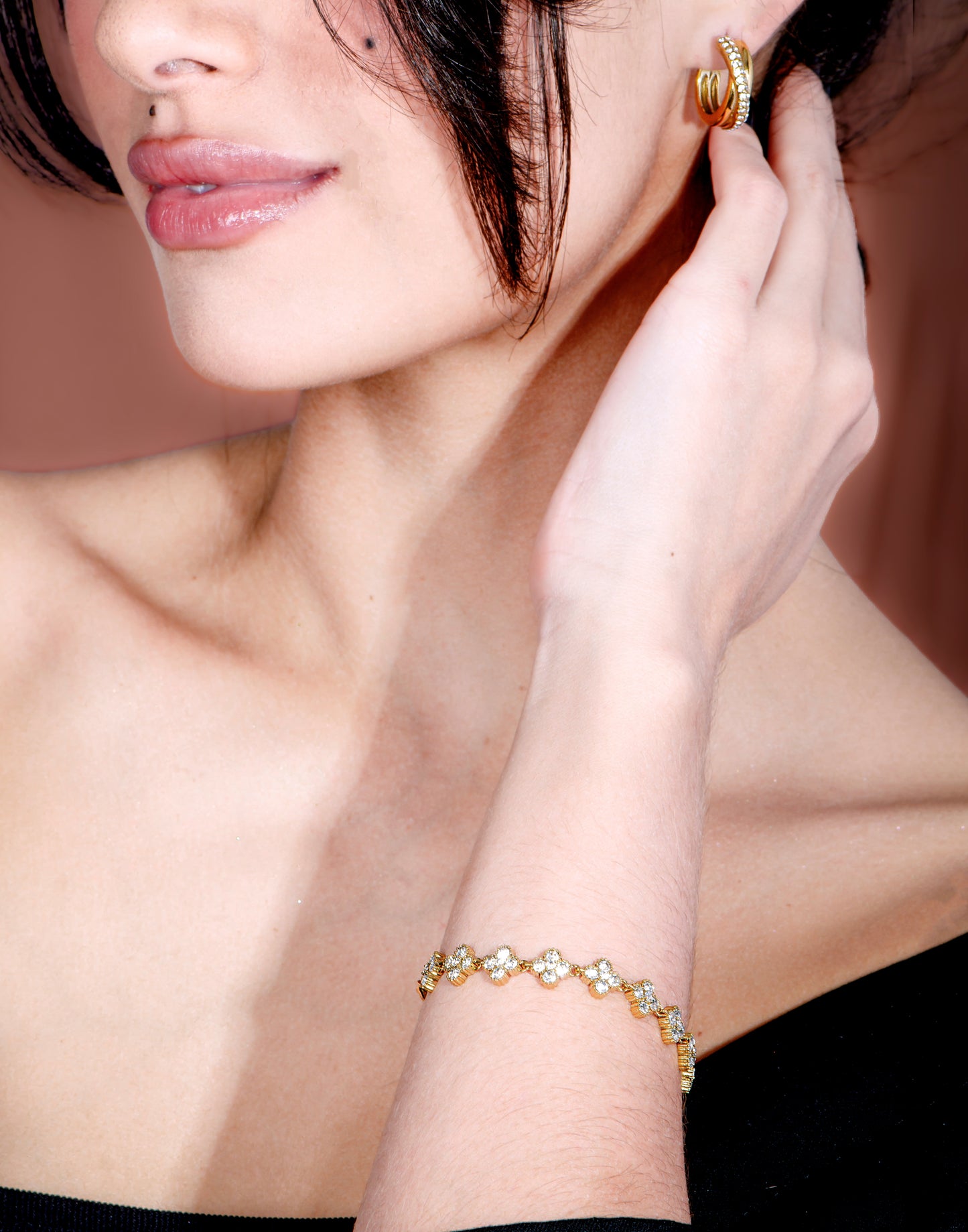 Armband mit Kleeblättern und Strasssteinen in Weiß