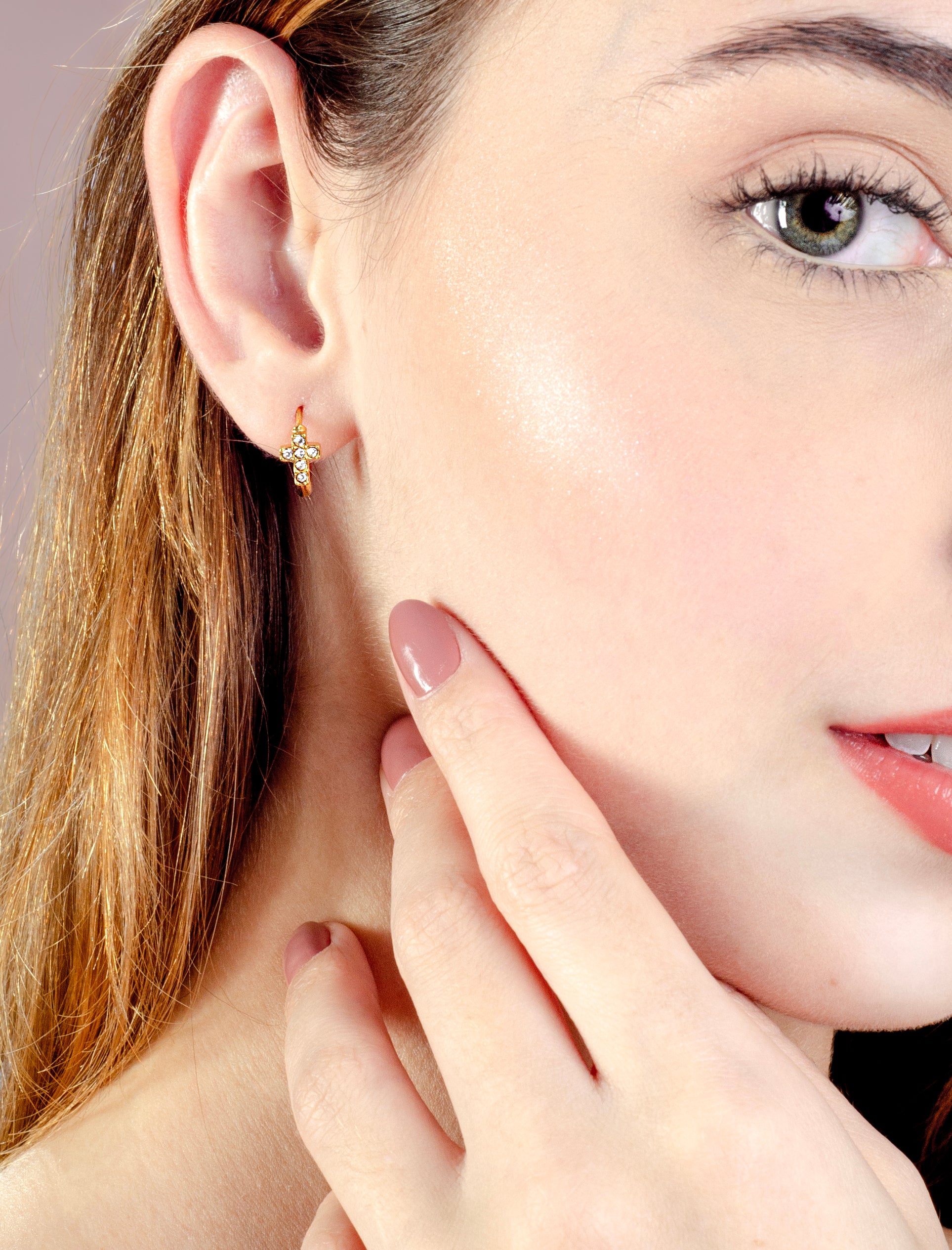 Creolen met steentjes kruis goudkleurig