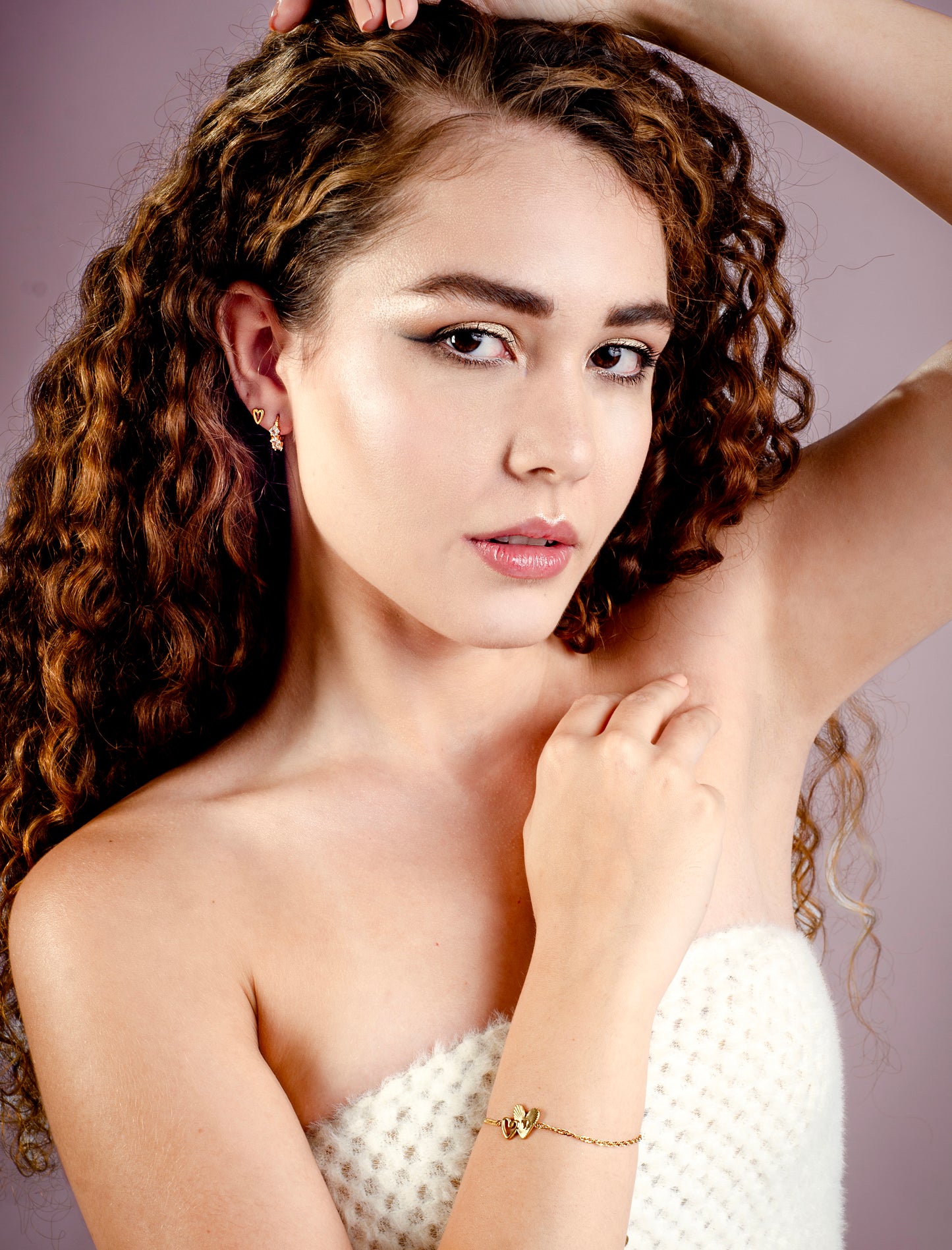 Armband verbonden speelse hartjes goudkleurig