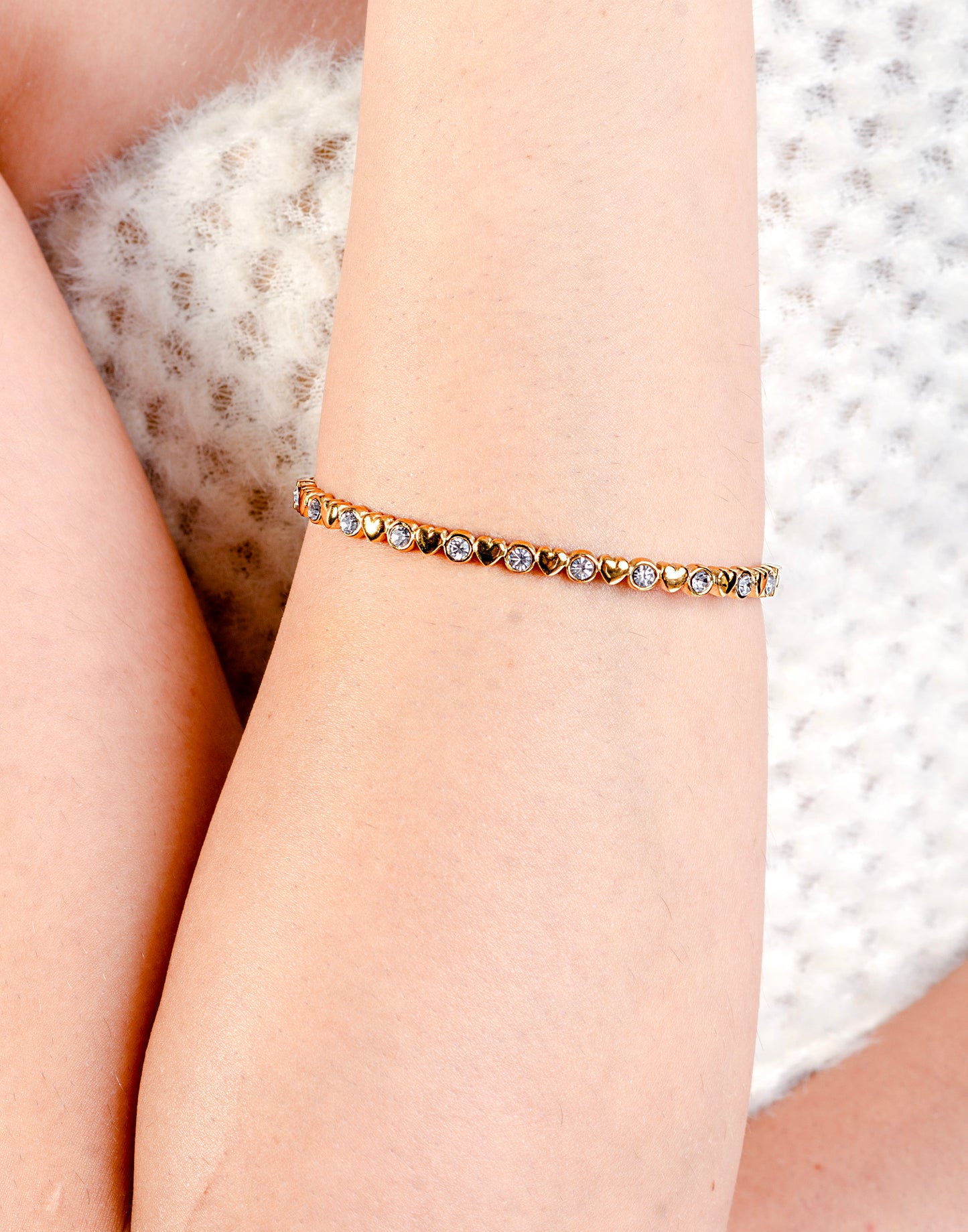 Armreif mit Herzen und Steinen