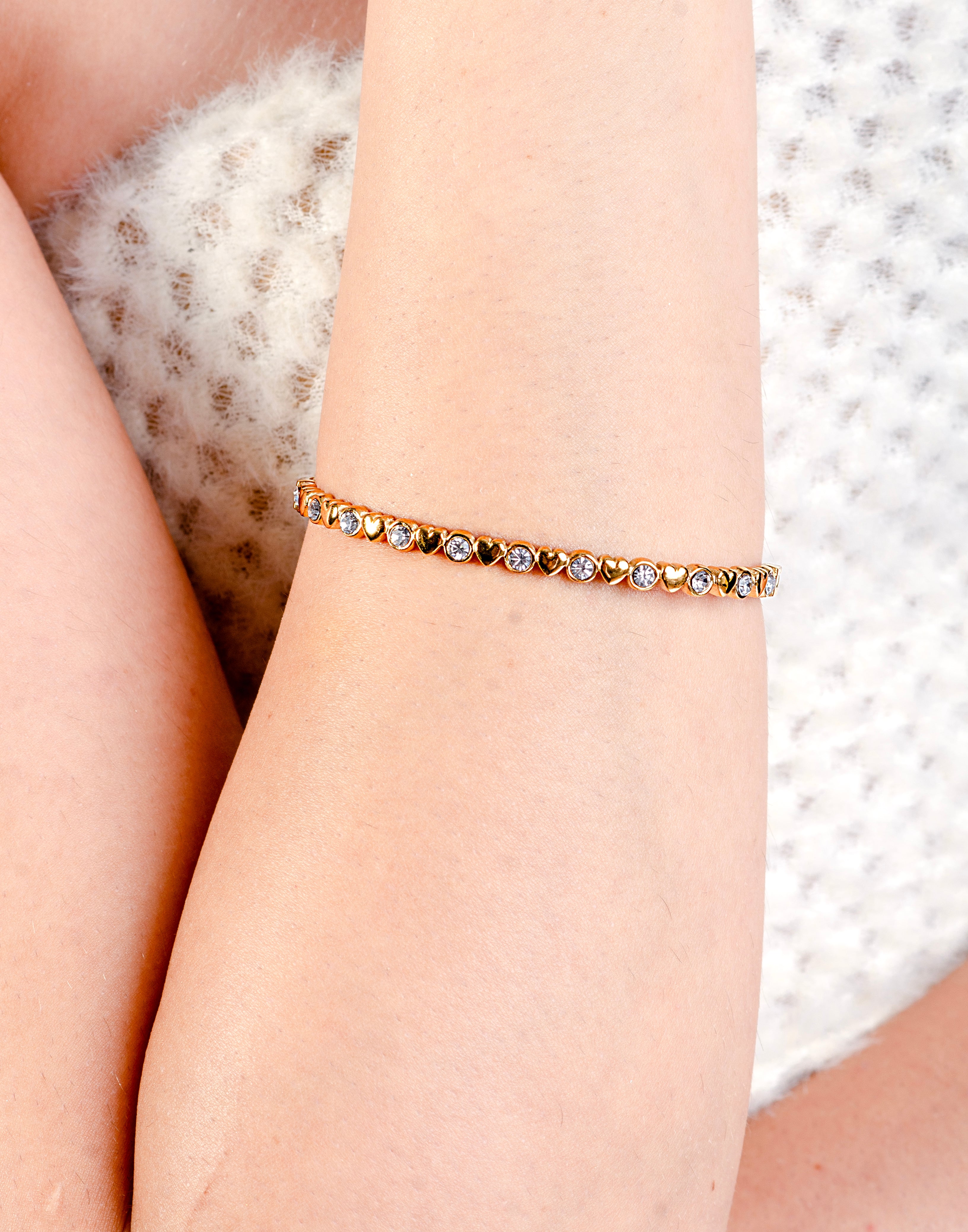 Armreif mit Herzen und Steinen