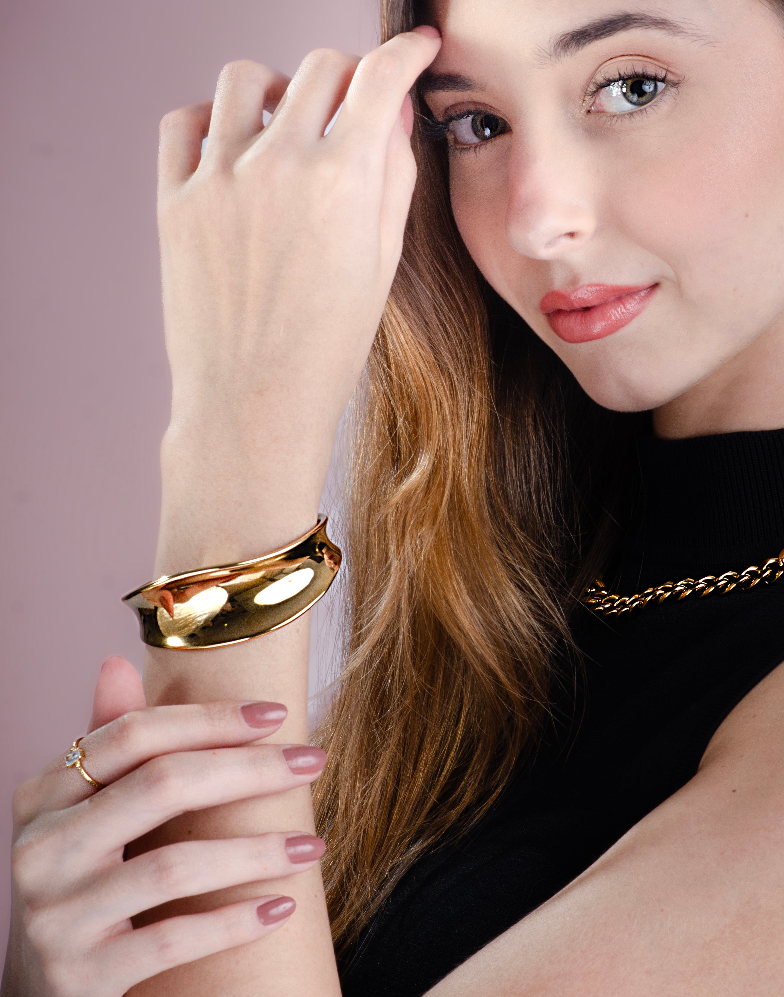 Armreif, asymmetrisch gebogen, goldfarben