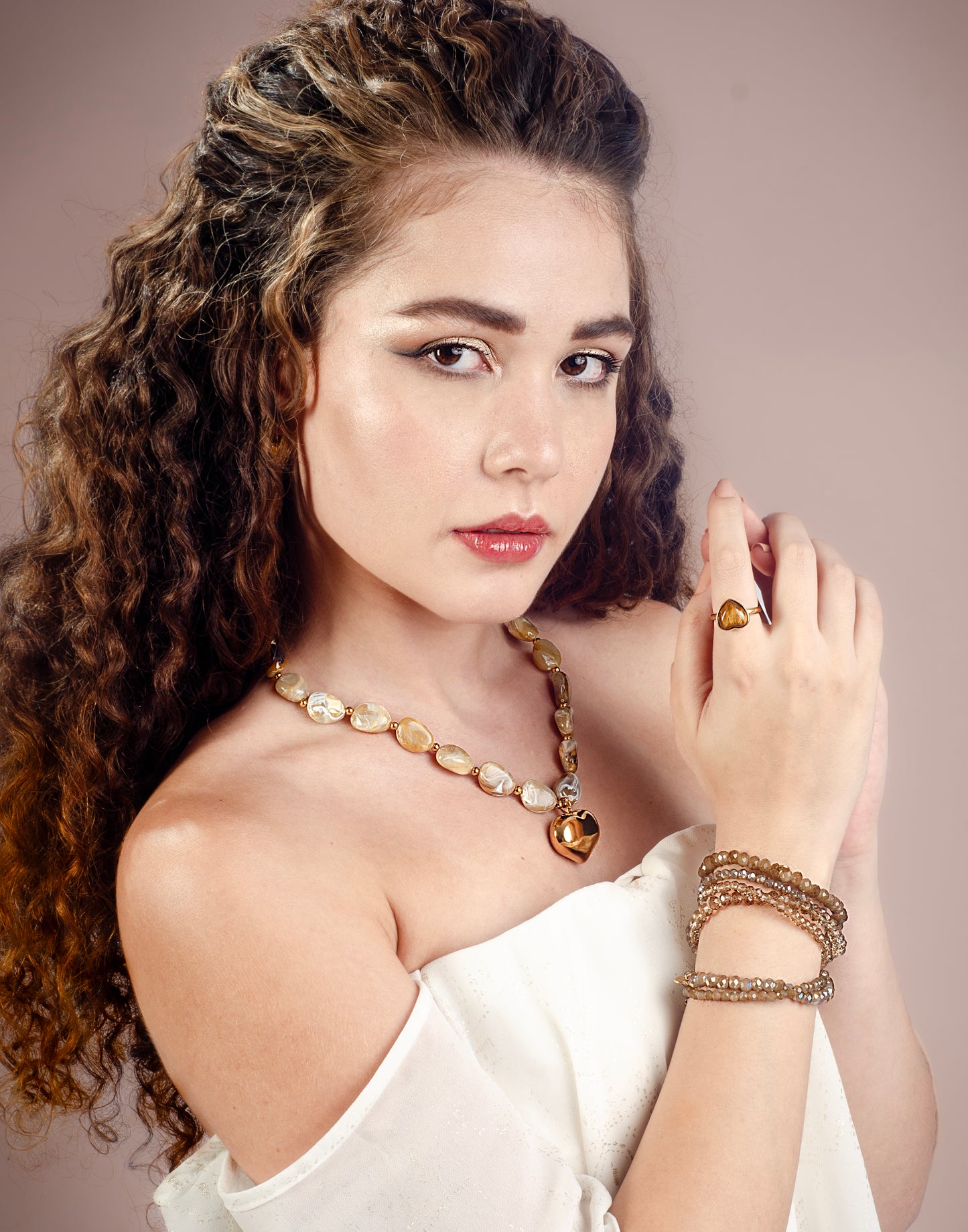 Kralenketting marble met hart beige