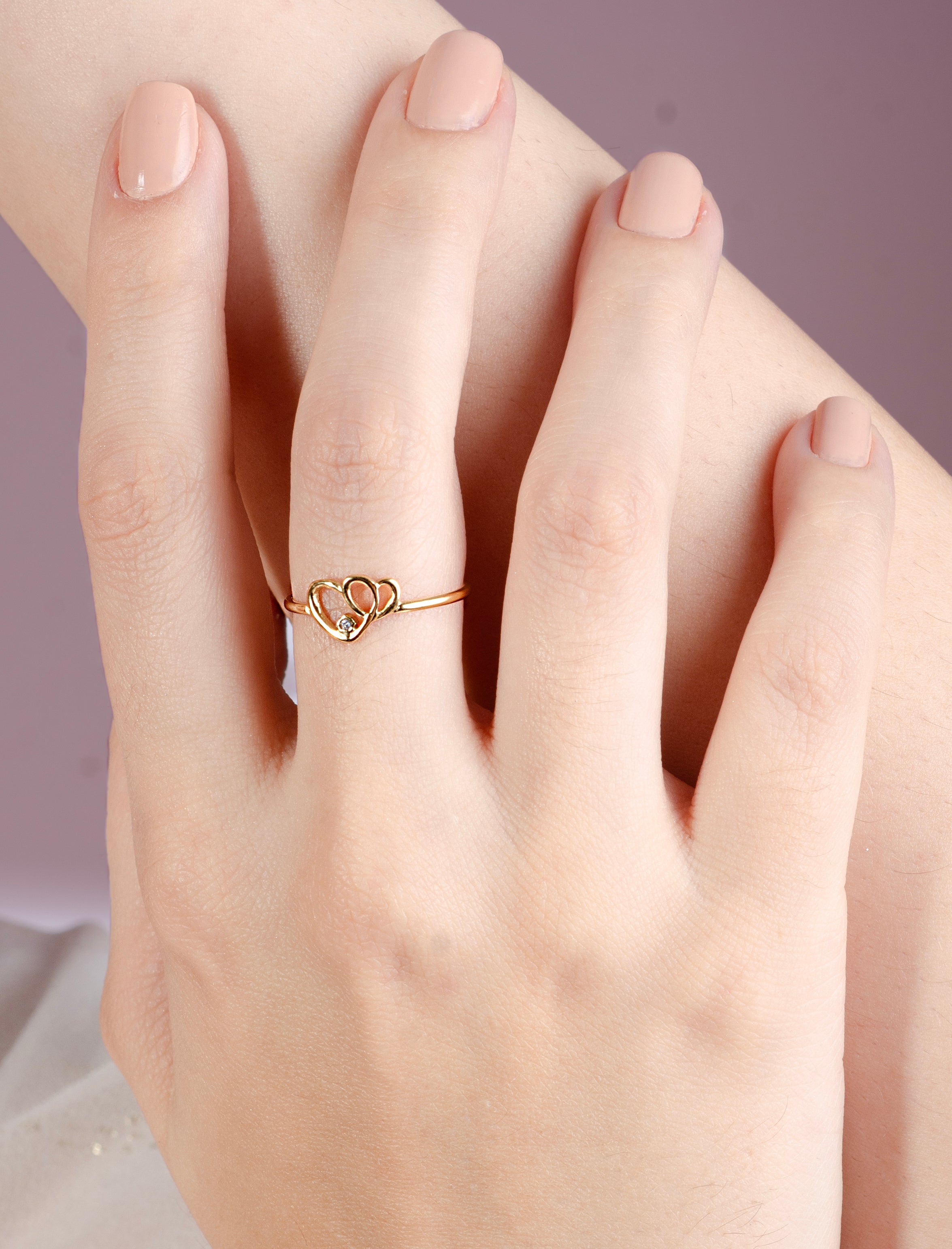 Ring verbundene Herzen mit goldfarbenem Stein