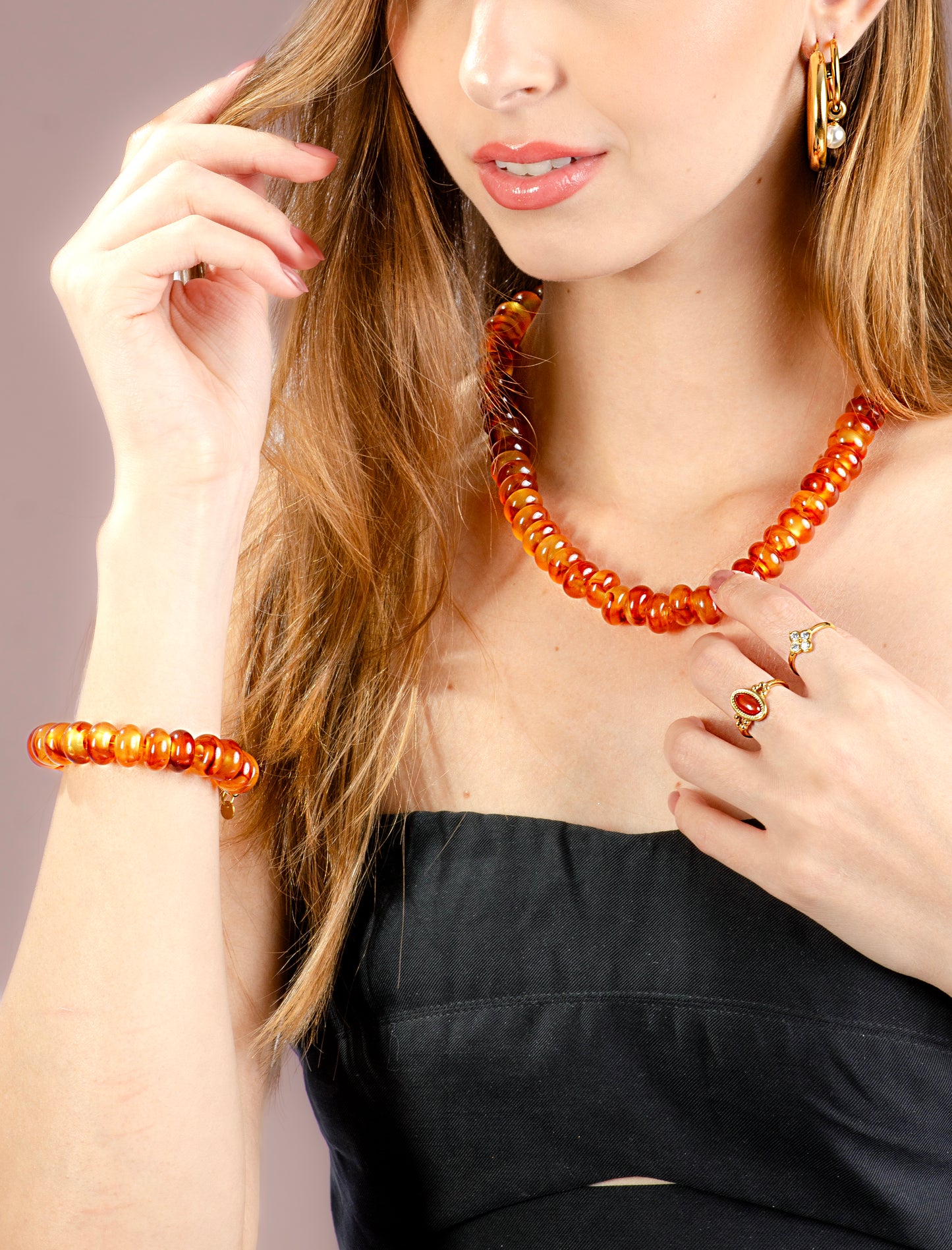 Ovale Perlenkette mit khakifarbenem Verschluss