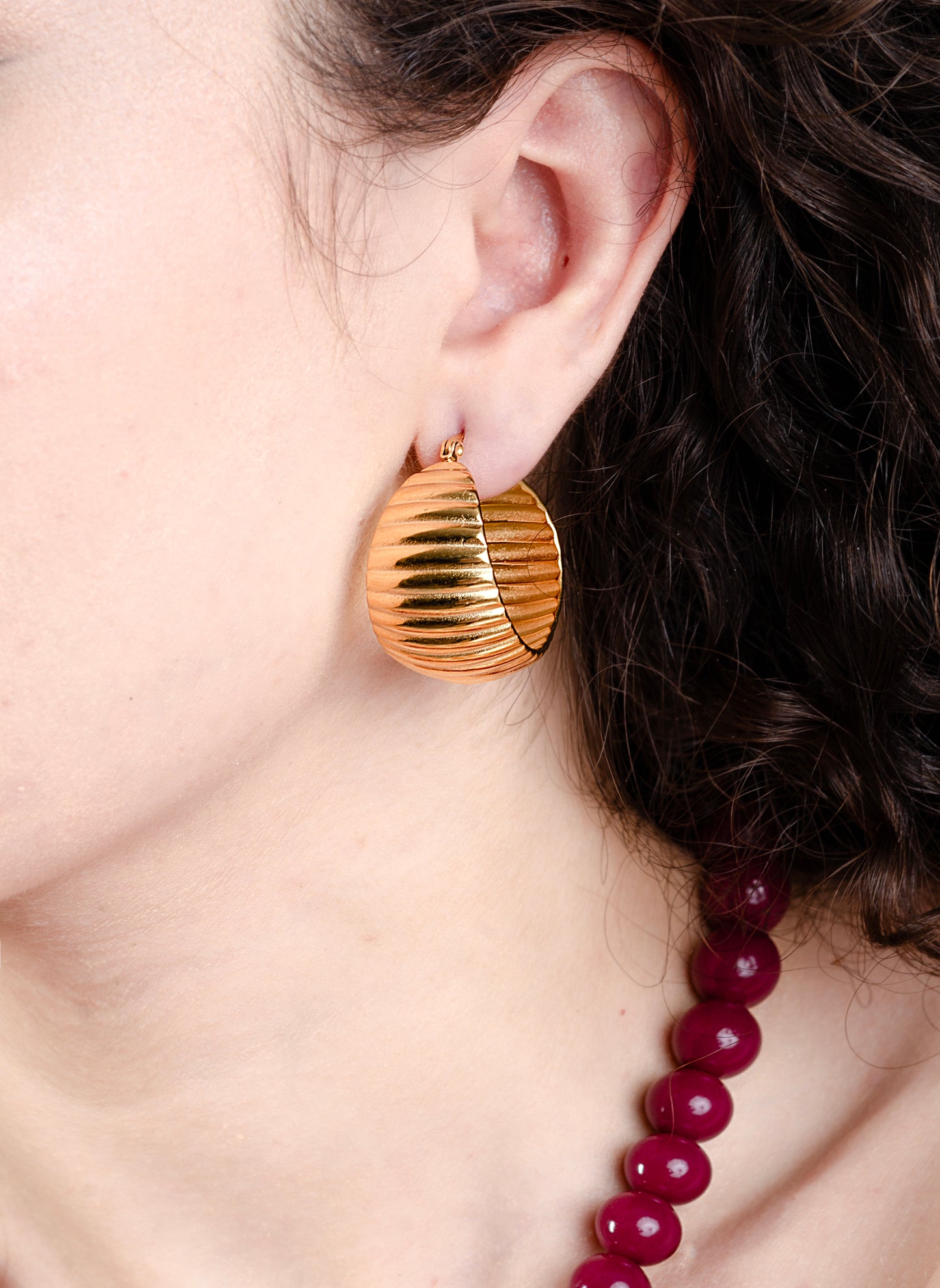 Ovale hoops met geribbeld patroon goudkleurig