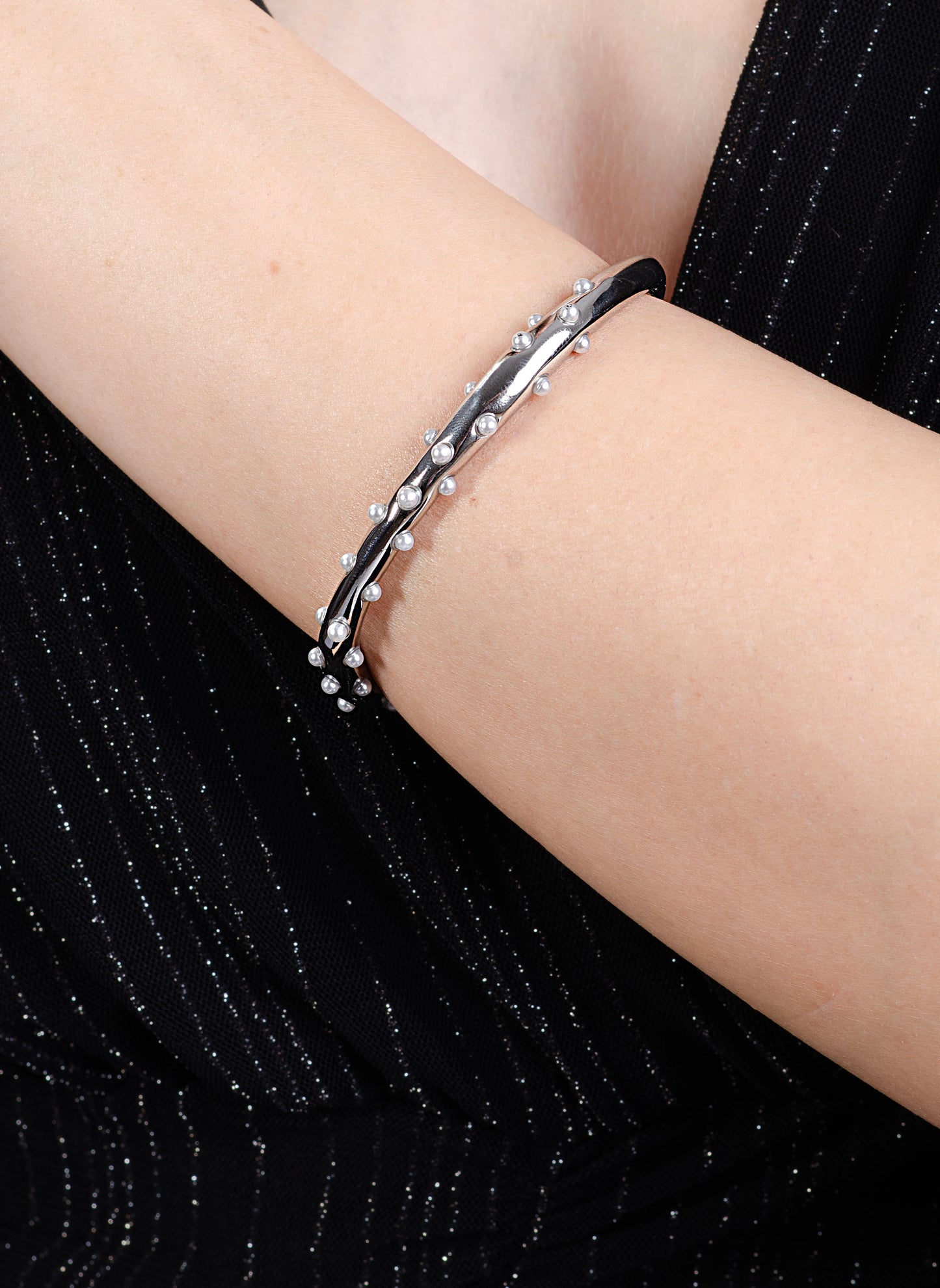 Armreif mit silberfarbenen Perlen