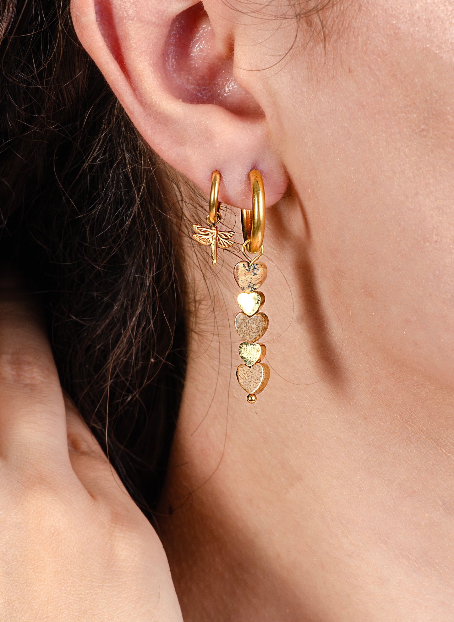 Ohrringe mit verschiedenen Herzen, beige