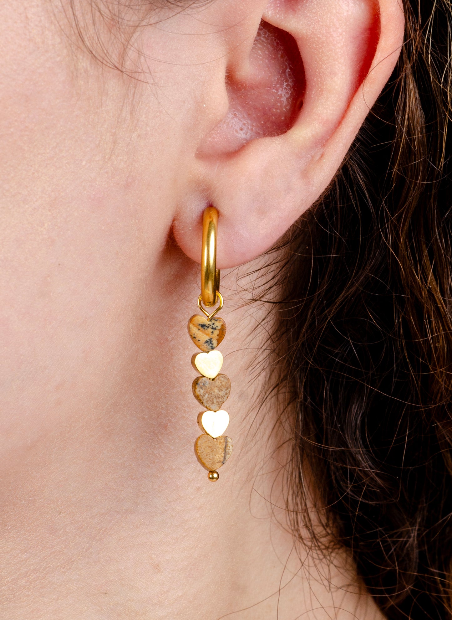 Ohrringe mit verschiedenen Herzen, beige