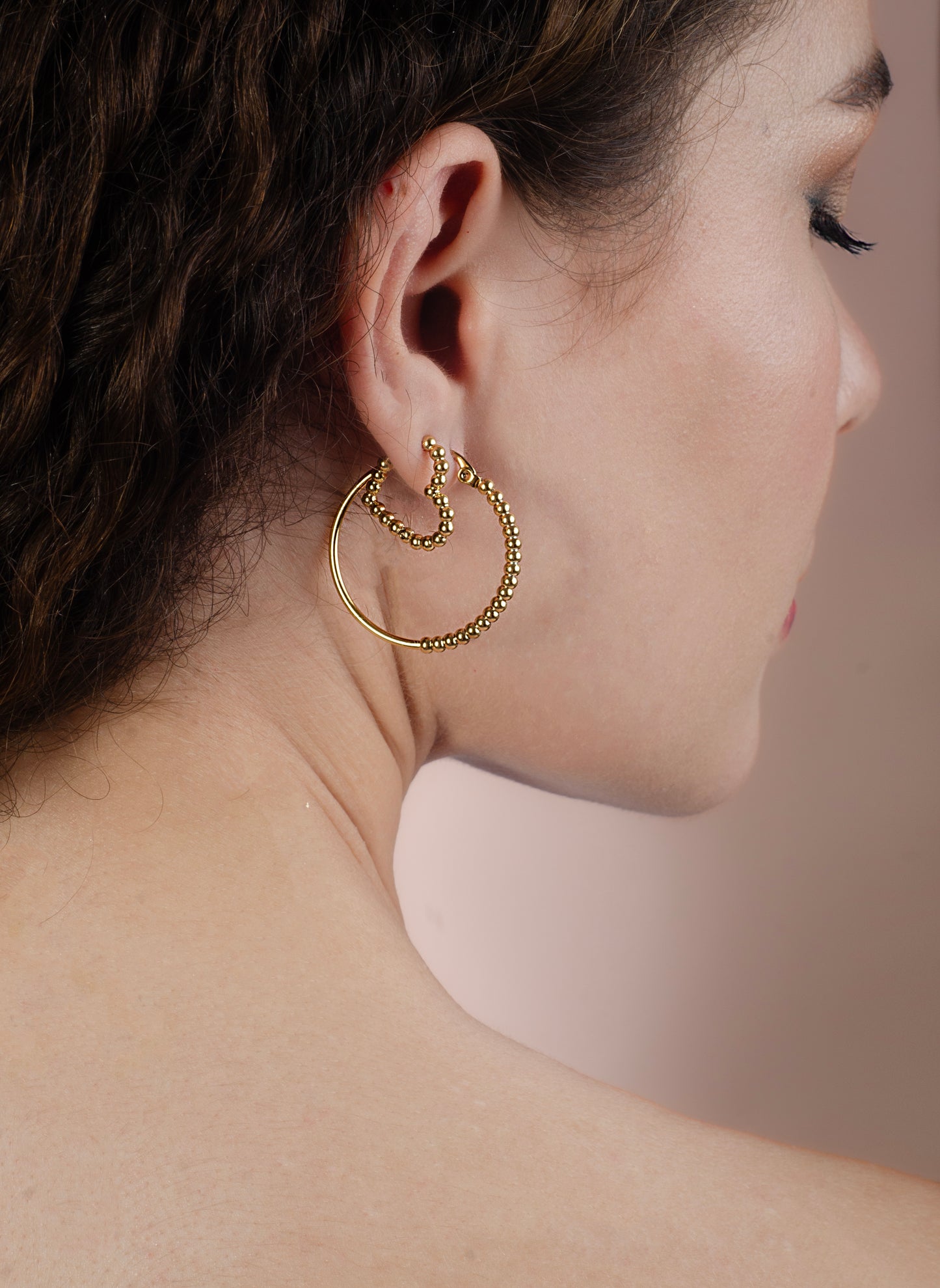 Herzohrringe mit goldfarbenen Kugeln