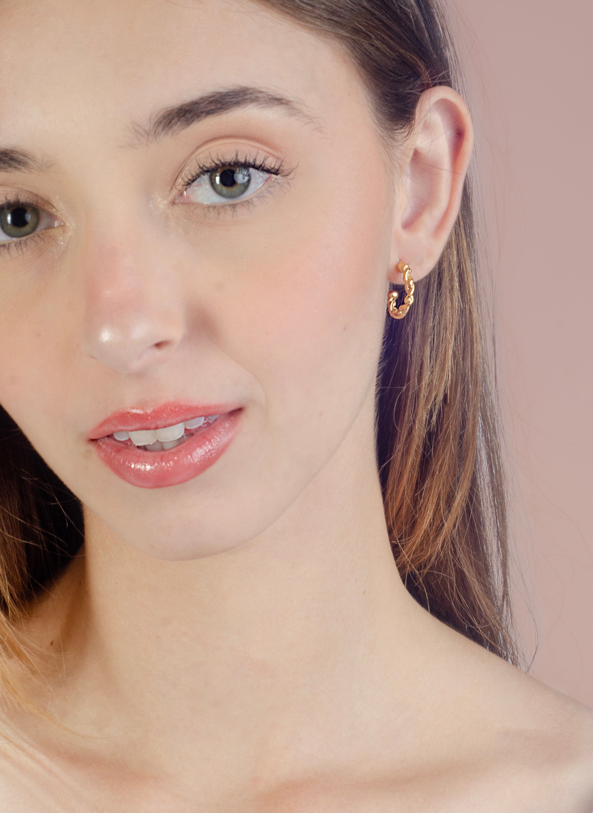 Offene, gedrehte Ohrringe mit goldfarbenen Rippen, 15 mm