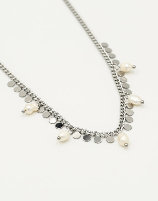 Schakelketting met zilverkleurigen muntjes en parels