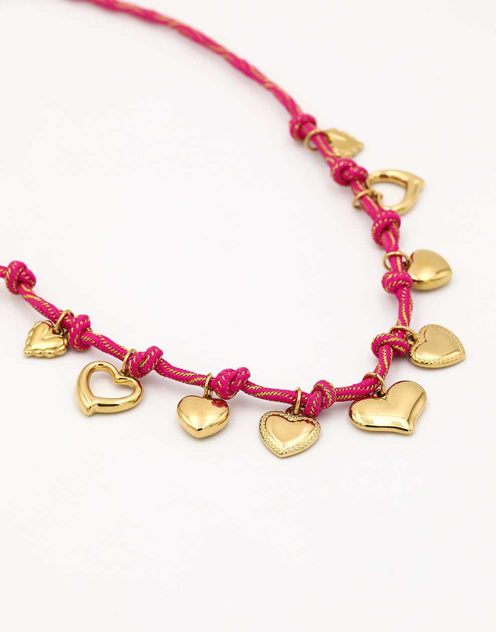 Bedelketting fuchia touw met hartjes goudkleurig