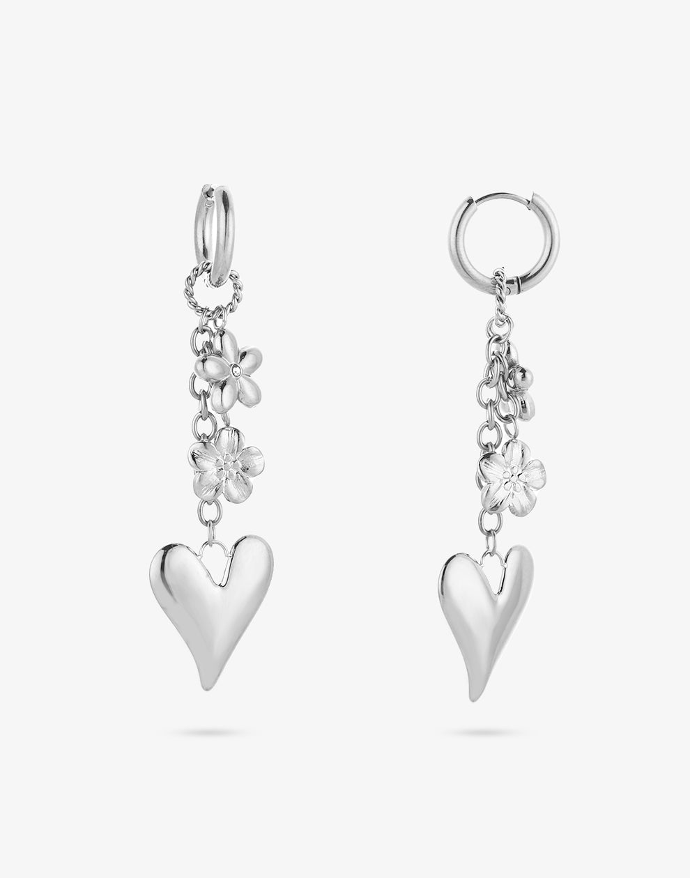 Oorringen met bedels flower love zilverkleurig