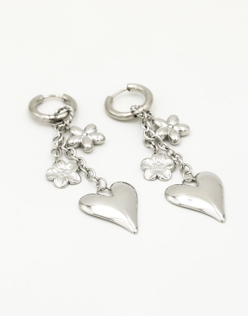 Oorringen met bedels flower love zilverkleurig