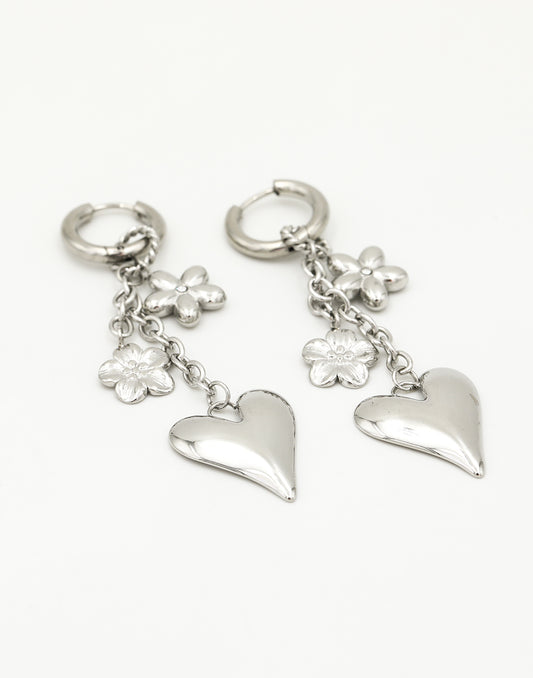Oorringen met bedels flower love zilverkleurig