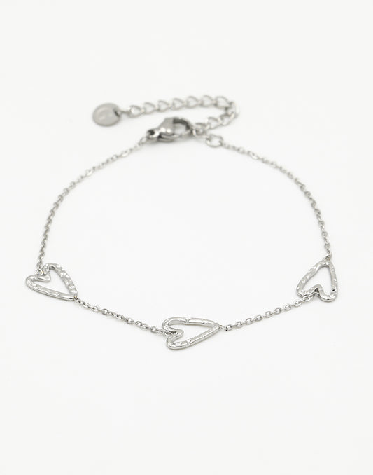 Armband drie geslagen hartjes zilverkleurig