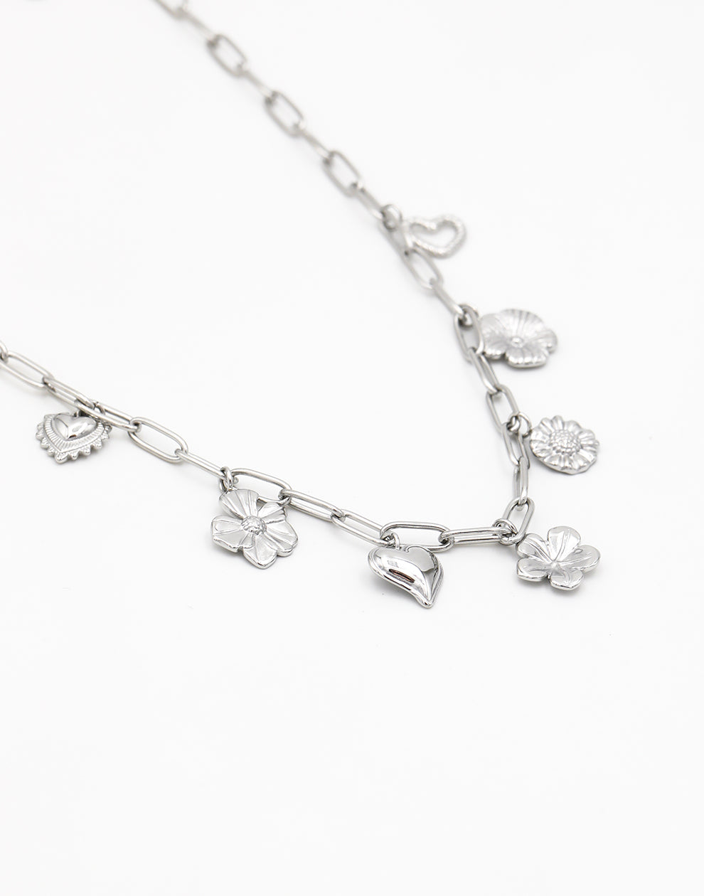 Schakelketting met bedels bloemen en harten zilverkleurig