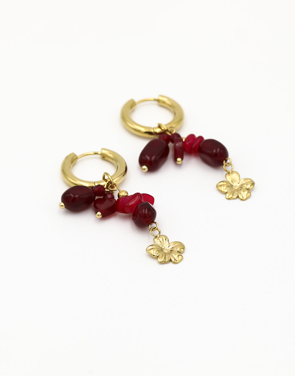 Oorringen rode steentjes met bloem bedel