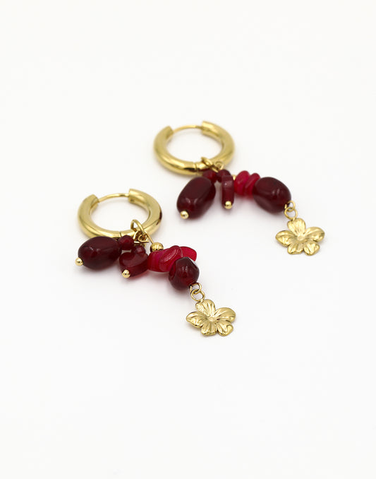 Oorringen rode steentjes met bloem bedel