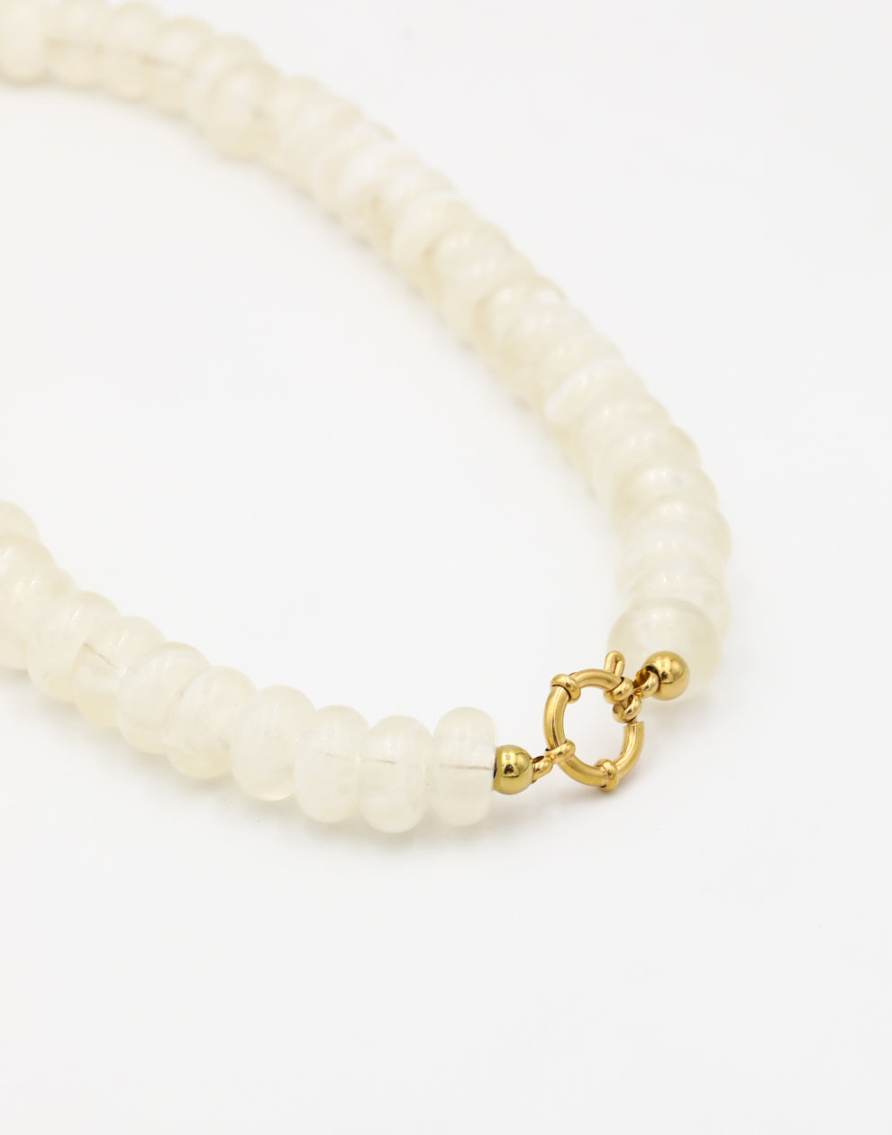 Kralenketting ovaal met slotje beige