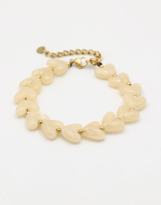 Hartjes kralenarmband beige