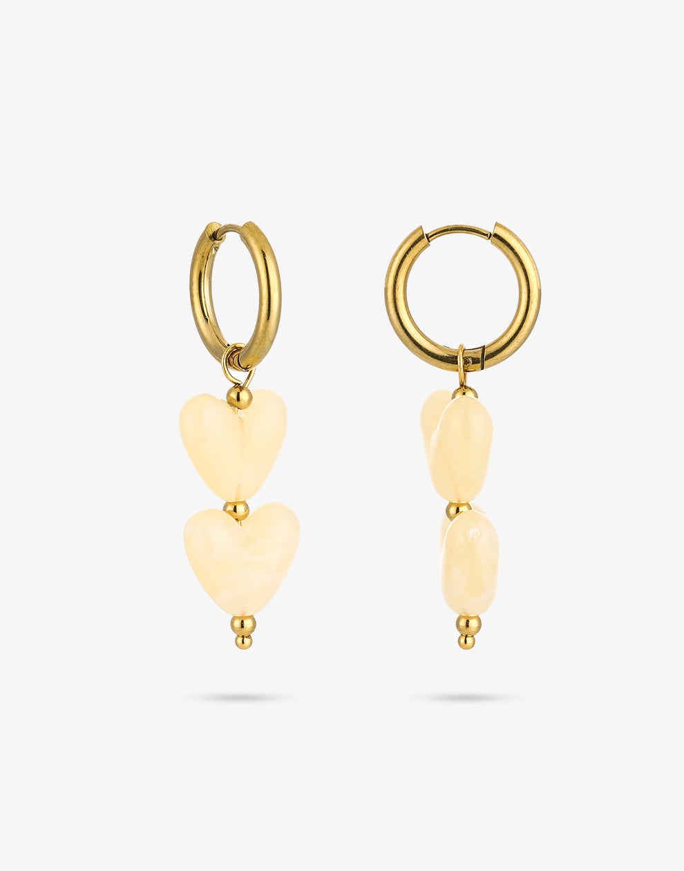 Hartjes kralenoorbellen beige