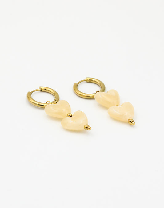 Hartjes kralenoorbellen beige