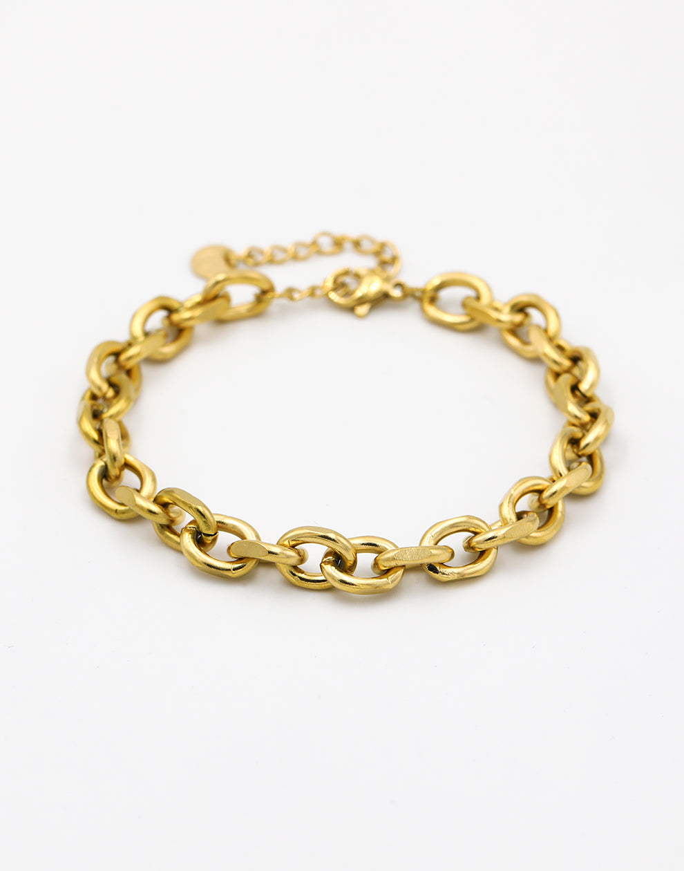 Armband mit groben, goldfarbenen Gliedern