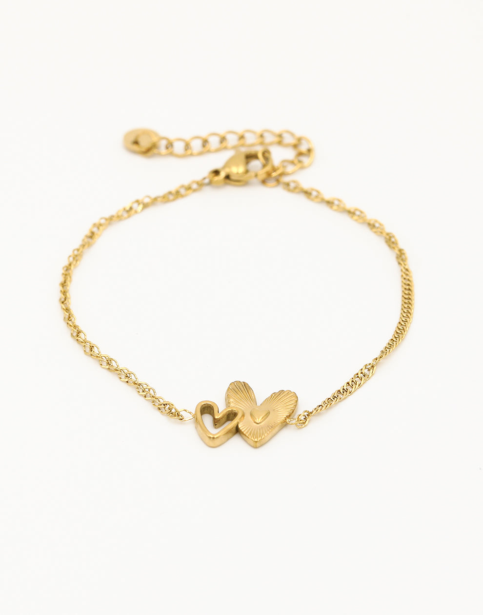 Armband verbonden speelse hartjes goudkleurig