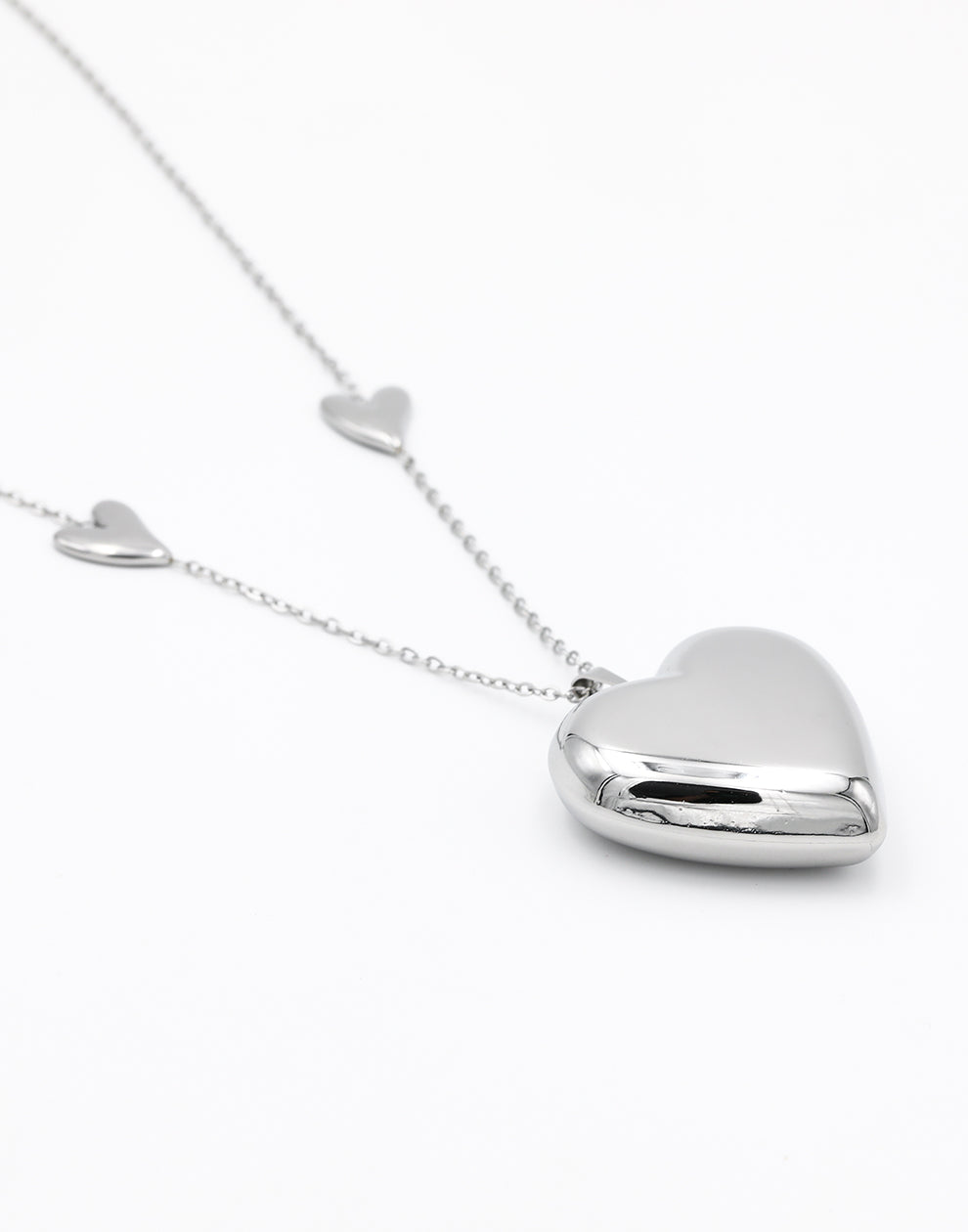 Lange ketting 3 hartjes zilverkleurig