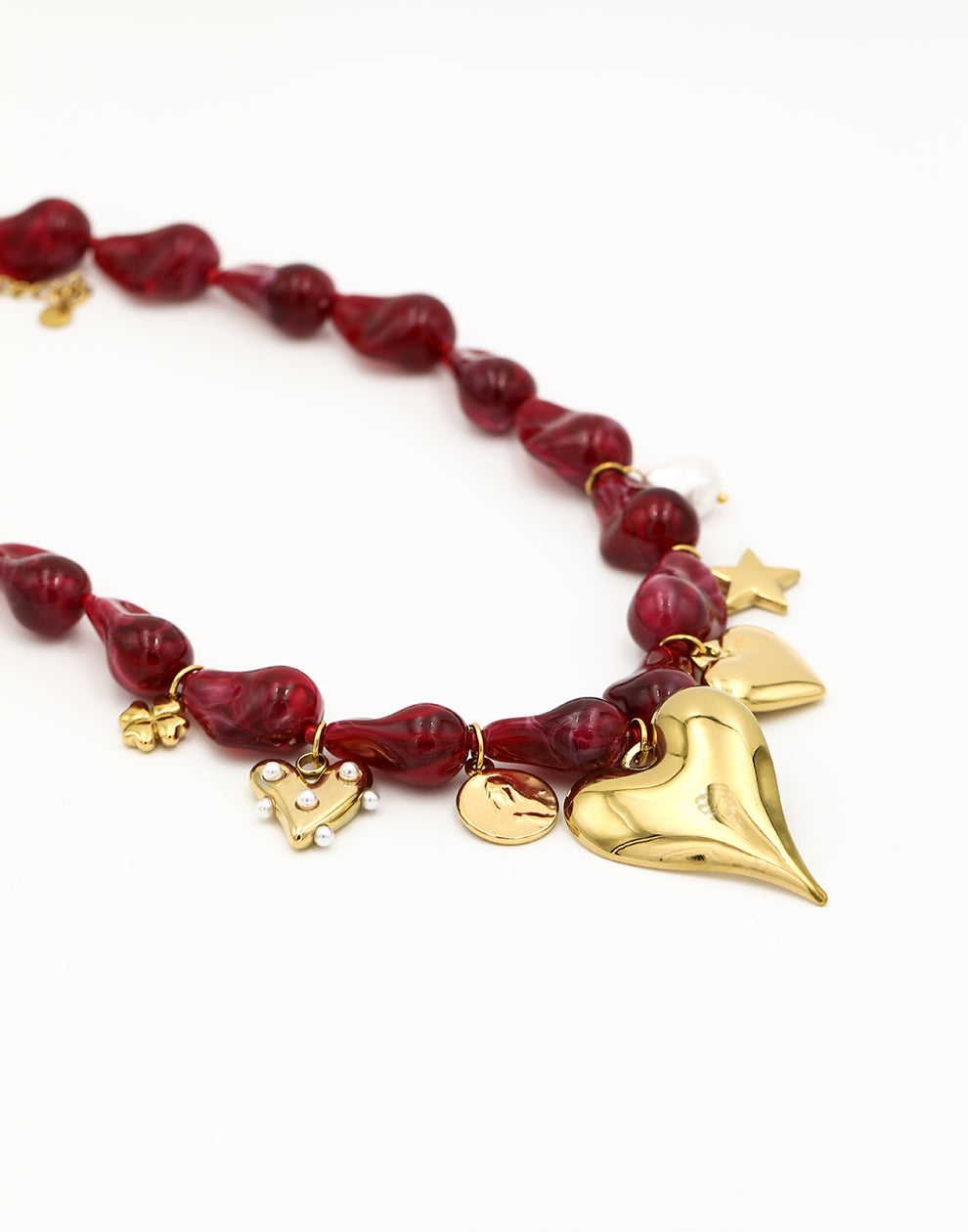 Asymmetrische kralenketting met bedels bordeaux