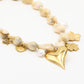 Asymmetrische Perlenkette mit Blumenmotiv, beige