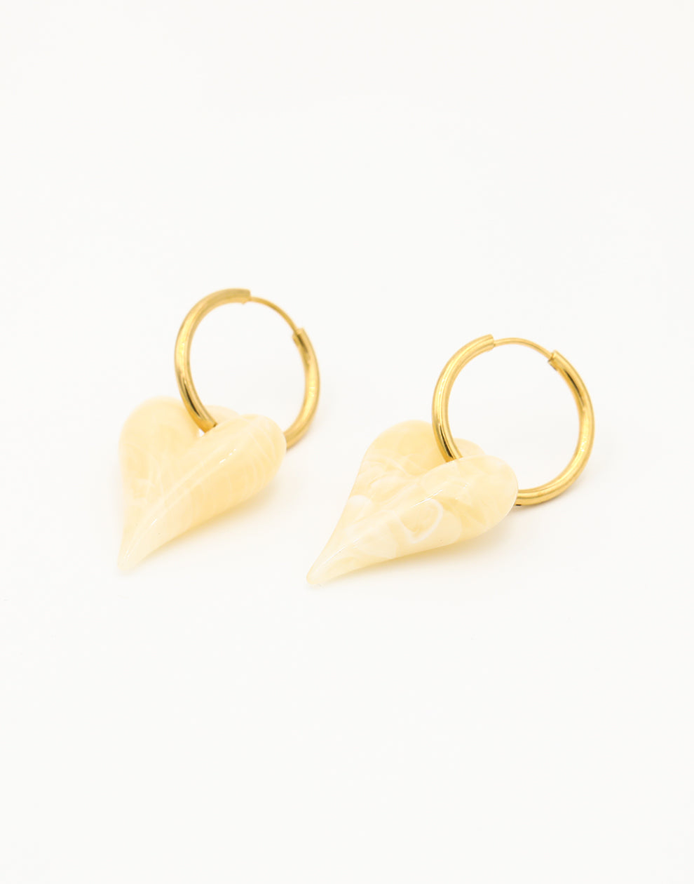 Luxe marble kralenoorbel hart beige