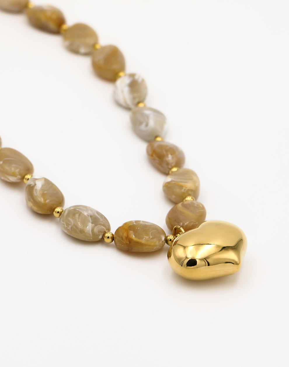 Kralenketting marble met hart beige