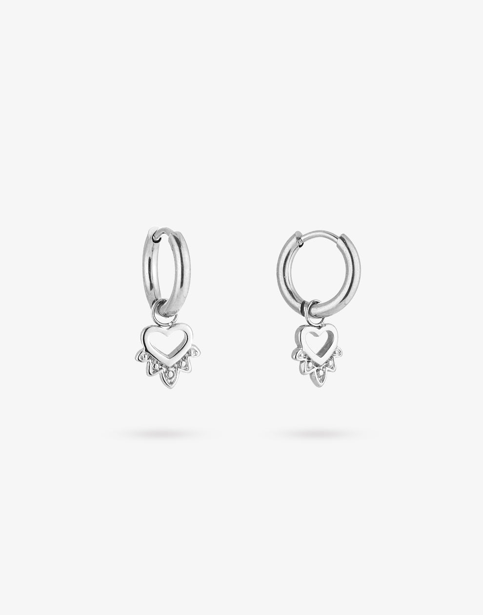 Creolen met hangend hartje zilverkleurig